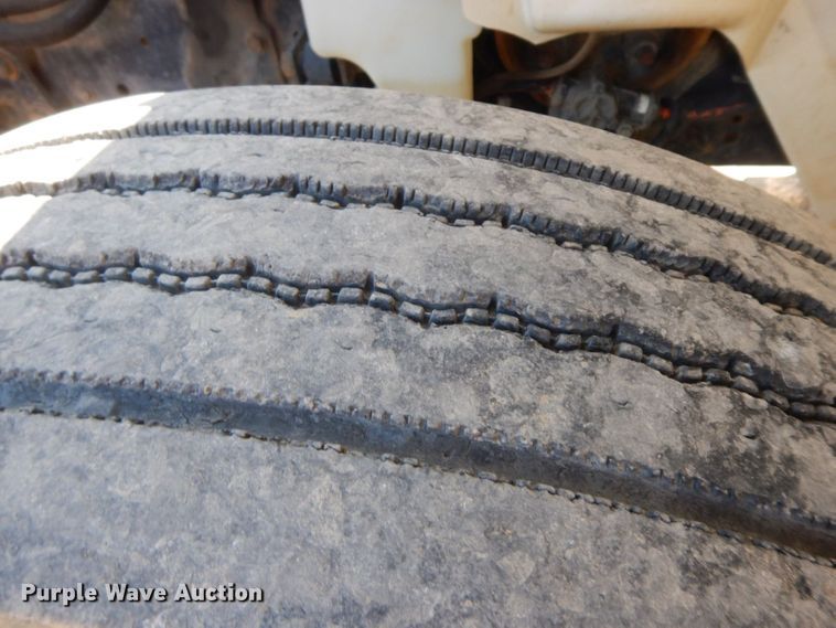 image for item HF9423 2006 International 4400  well treatment truck