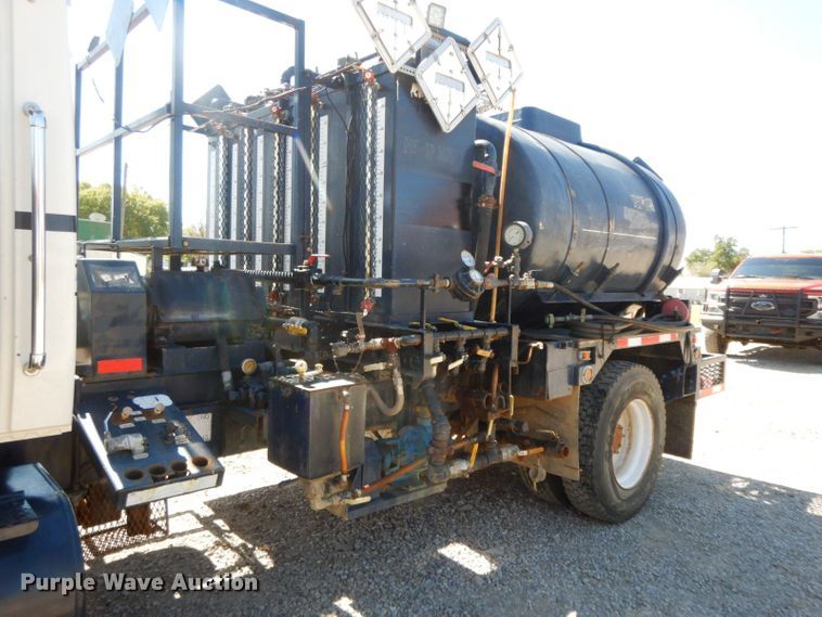 image for item HF9423 2006 International 4400  well treatment truck