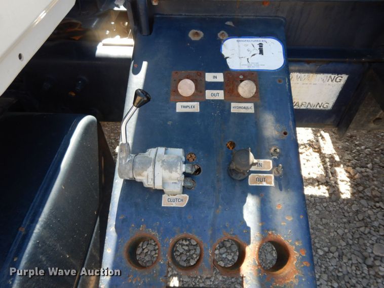 image for item HF9423 2006 International 4400  well treatment truck