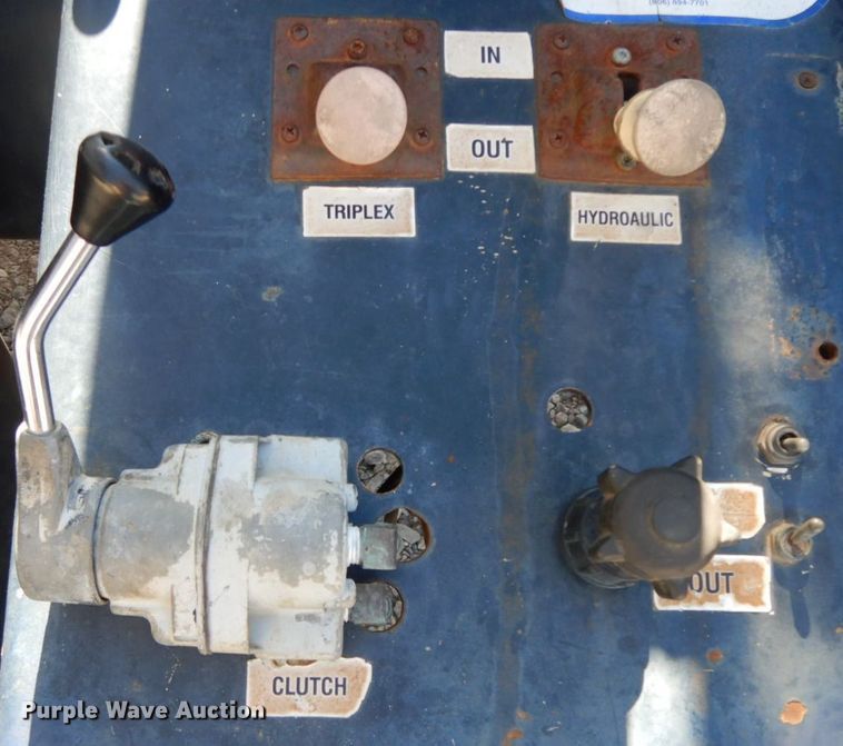 image for item HF9423 2006 International 4400  well treatment truck