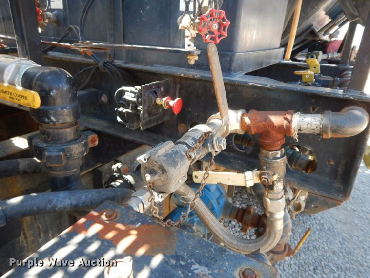 image for item HF9423 2006 International 4400  well treatment truck