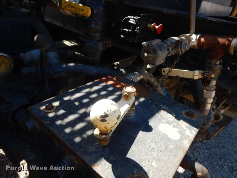 image for item HF9423 2006 International 4400  well treatment truck