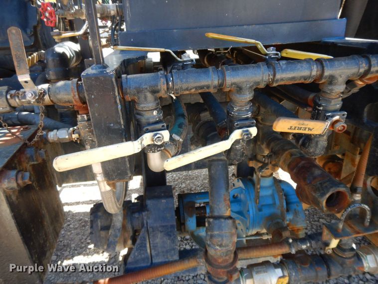 image for item HF9423 2006 International 4400  well treatment truck