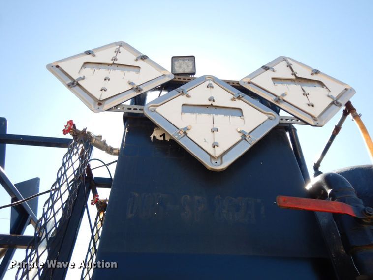 image for item HF9423 2006 International 4400  well treatment truck