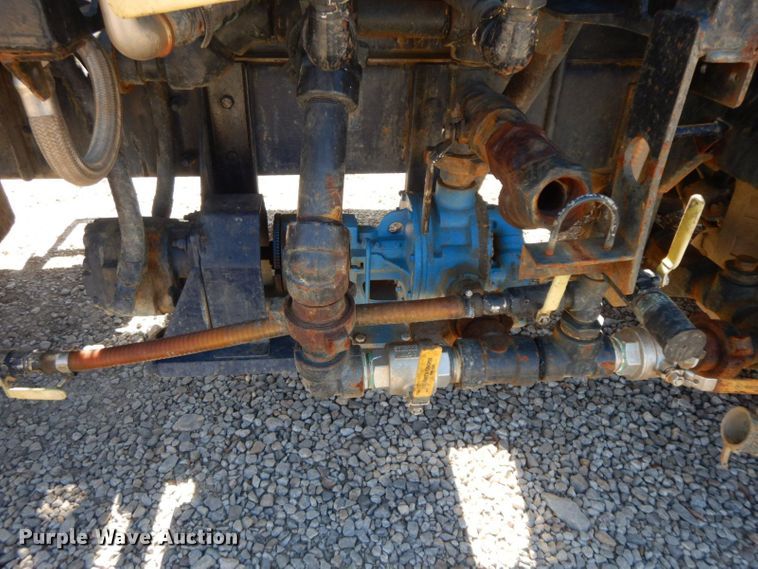 image for item HF9423 2006 International 4400  well treatment truck