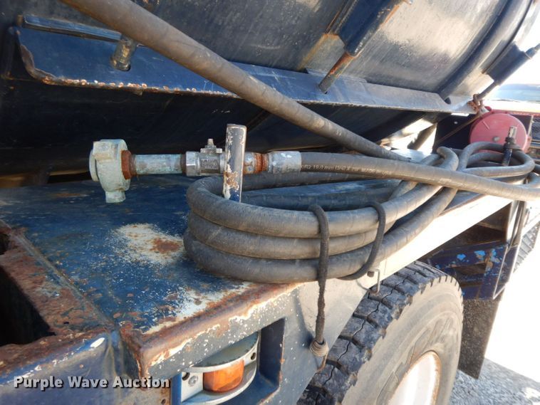 image for item HF9423 2006 International 4400  well treatment truck