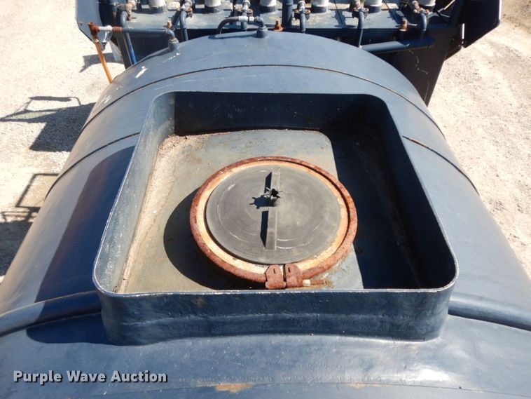 image for item HF9423 2006 International 4400  well treatment truck