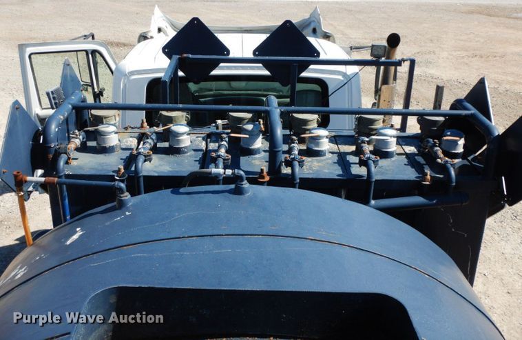 image for item HF9423 2006 International 4400  well treatment truck