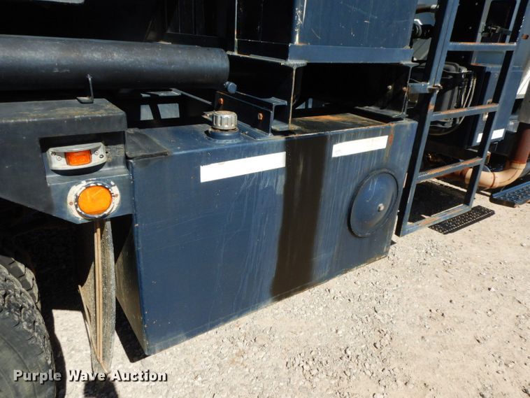 image for item HF9423 2006 International 4400  well treatment truck