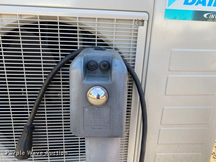 image for item IG9792 2010 United Express  enclosed cargo trailer