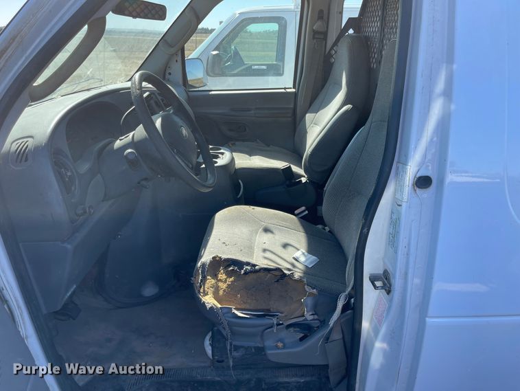 image for item JD9214 2004 Ford E150  van