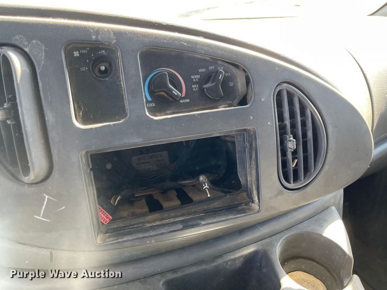 image for item JD9214 2004 Ford E150  van