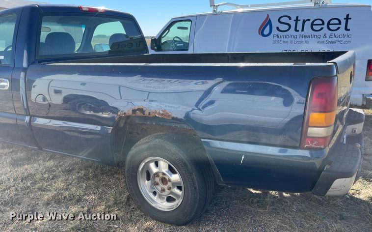 image for item JD9215 2002 GMC Sierra 1500  pickup truck