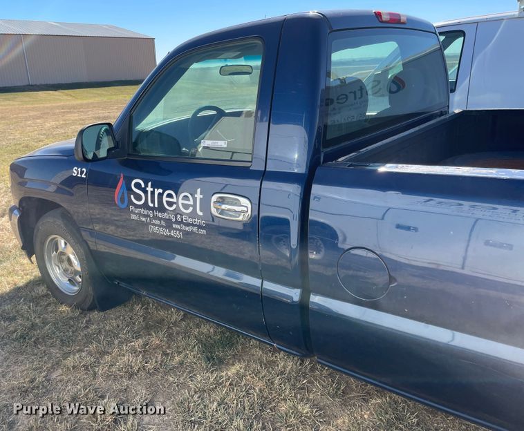 image for item JD9215 2002 GMC Sierra 1500  pickup truck