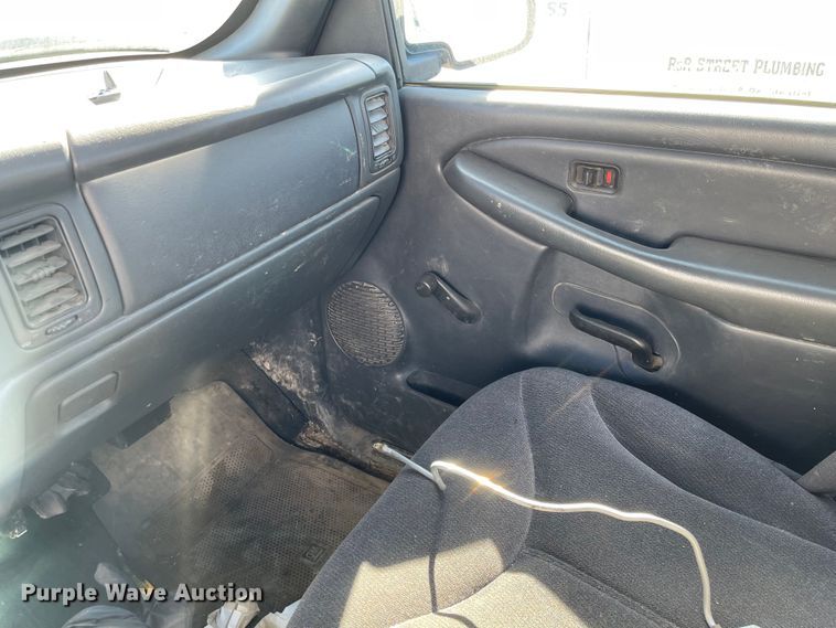 image for item JD9215 2002 GMC Sierra 1500  pickup truck