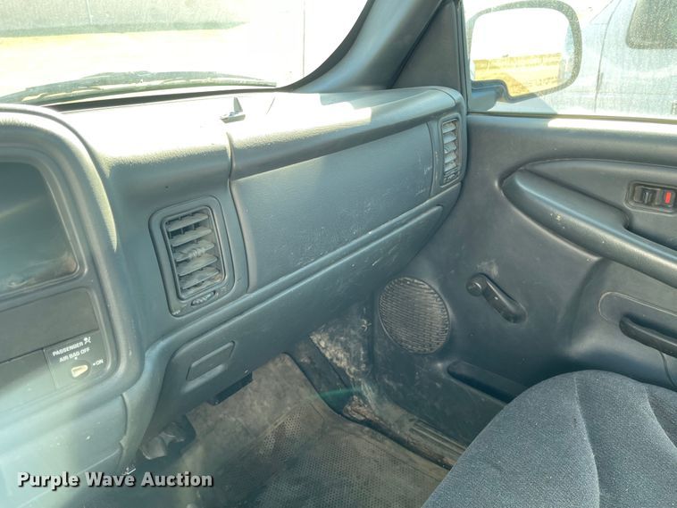 image for item JD9215 2002 GMC Sierra 1500  pickup truck