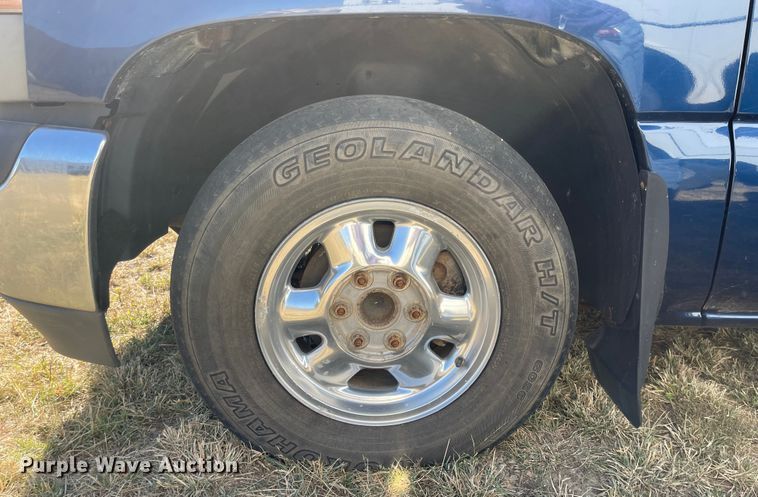 image for item JD9215 2002 GMC Sierra 1500  pickup truck