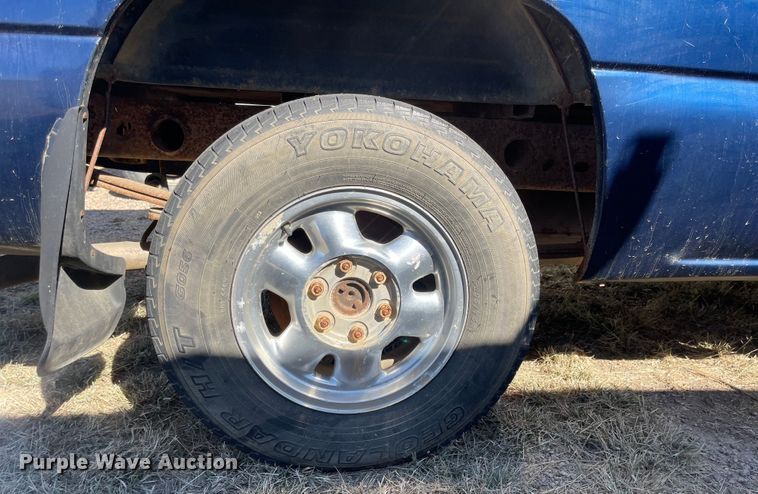 image for item JD9215 2002 GMC Sierra 1500  pickup truck