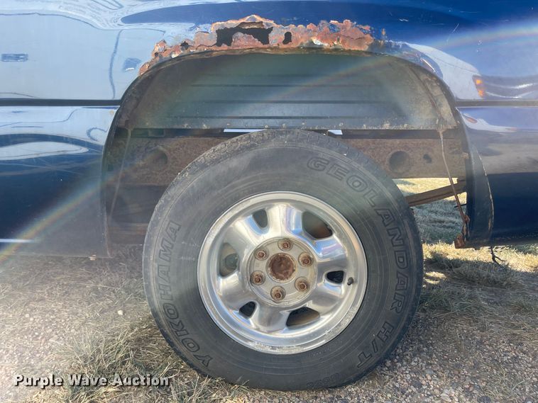 image for item JD9215 2002 GMC Sierra 1500  pickup truck