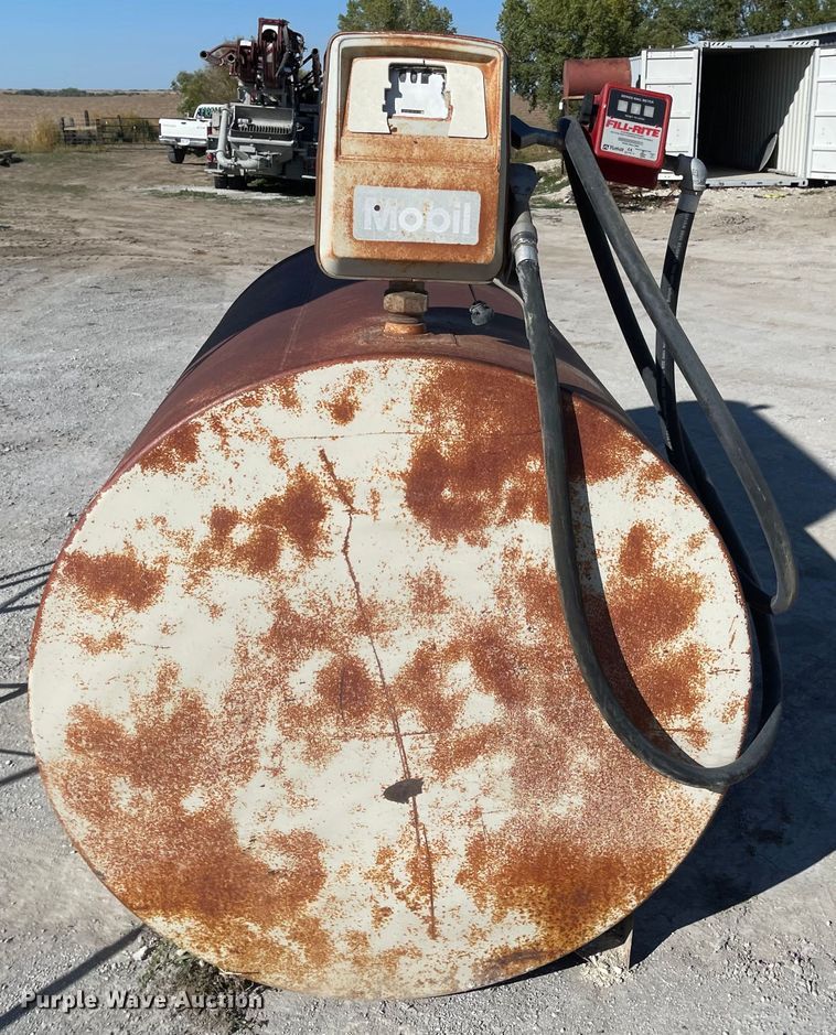 image for item JD9245 (2) fuel tanks