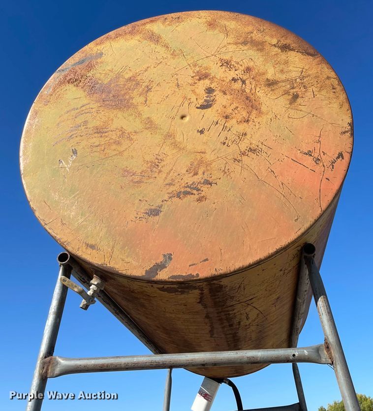 image for item JD9245 (2) fuel tanks