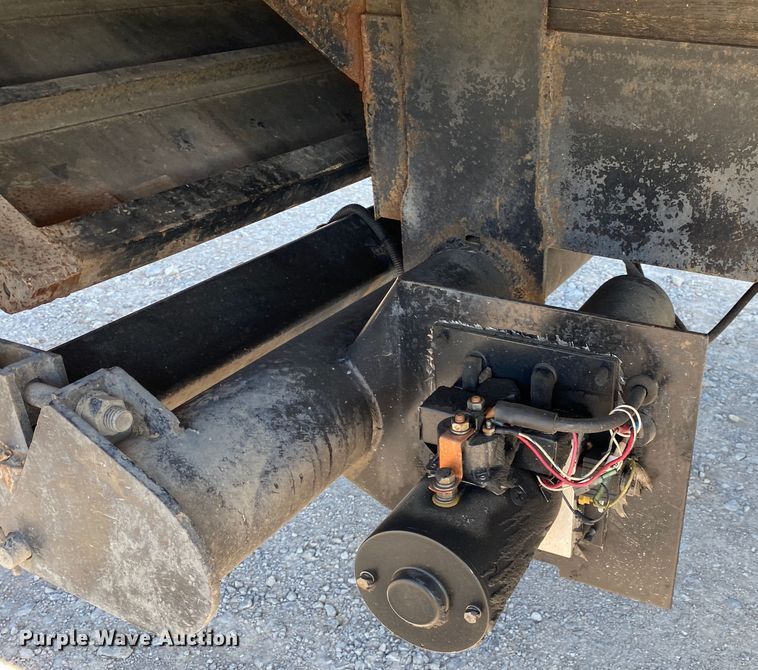 image for item JW9428 2001 GMC C7500  box truck