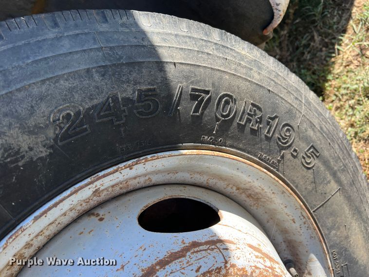 image for item KF9882 2001 Ford F550 Super Duty  dump flatbed truck