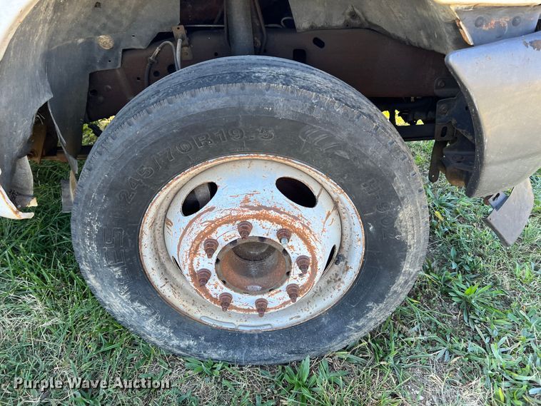 image for item KF9882 2001 Ford F550 Super Duty  dump flatbed truck