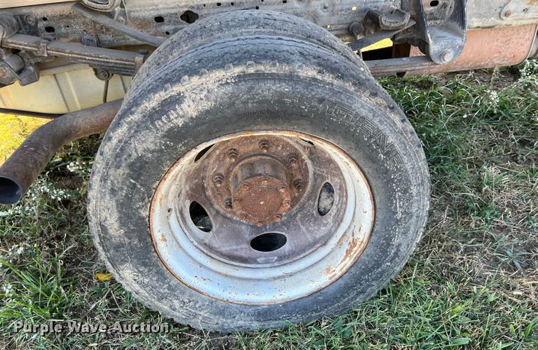 image for item KF9882 2001 Ford F550 Super Duty  dump flatbed truck