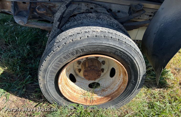 image for item KF9882 2001 Ford F550 Super Duty  dump flatbed truck