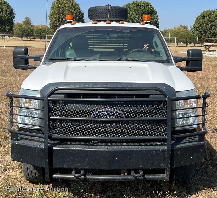 image for item KF9900 2012 Ford F350 Super Duty  Crew Cab flatbed pickup truck