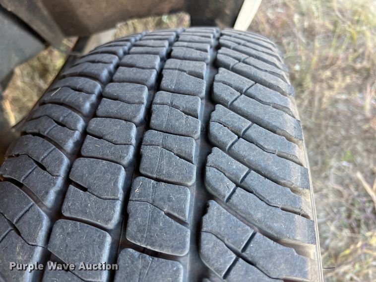 image for item KF9900 2012 Ford F350 Super Duty  Crew Cab flatbed pickup truck