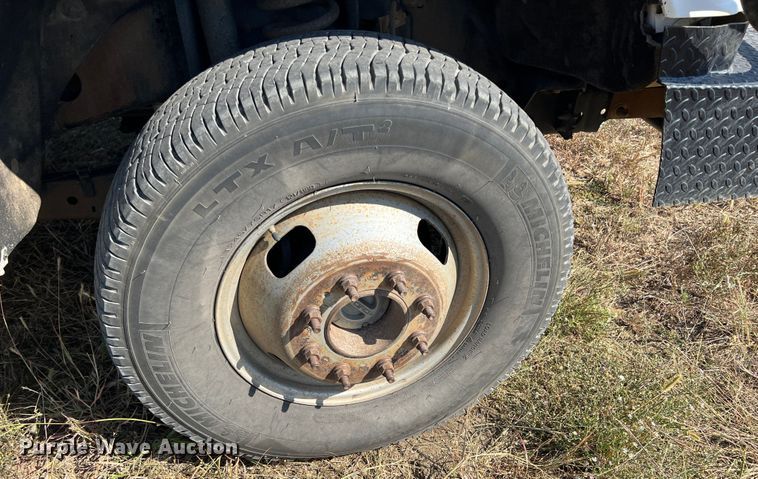 image for item KF9900 2012 Ford F350 Super Duty  Crew Cab flatbed pickup truck