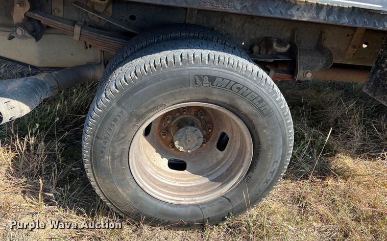 image for item KF9900 2012 Ford F350 Super Duty  Crew Cab flatbed pickup truck