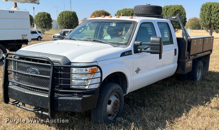 image for item KF9902 2015 Ford F350 Super Duty  Crew Cab flatbed pickup truck