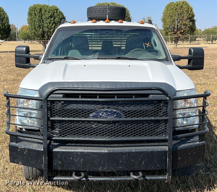 image for item KF9902 2015 Ford F350 Super Duty  Crew Cab flatbed pickup truck