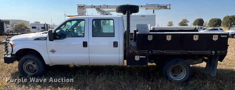 image for item KF9902 2015 Ford F350 Super Duty  Crew Cab flatbed pickup truck