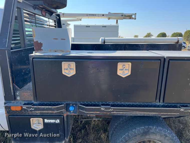 image for item KF9902 2015 Ford F350 Super Duty  Crew Cab flatbed pickup truck