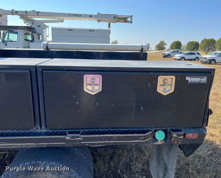 image for item KF9902 2015 Ford F350 Super Duty  Crew Cab flatbed pickup truck