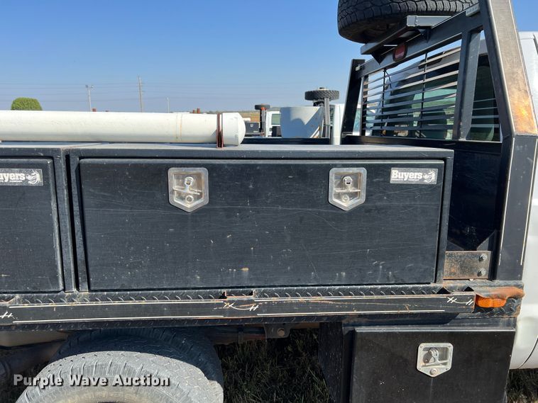 image for item KF9902 2015 Ford F350 Super Duty  Crew Cab flatbed pickup truck