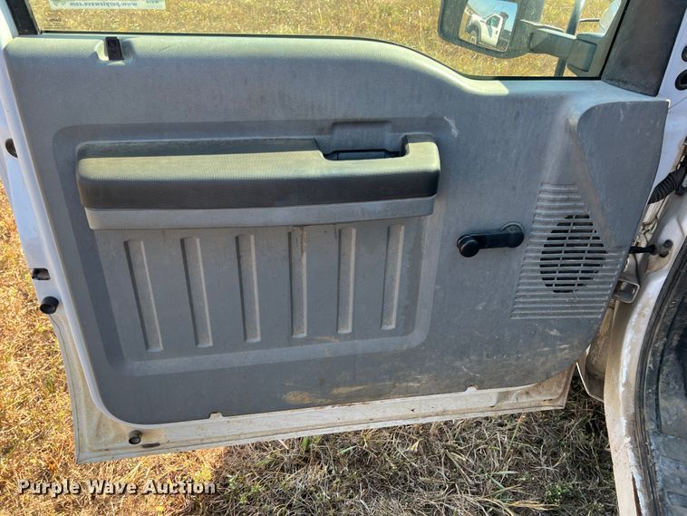 image for item KF9902 2015 Ford F350 Super Duty  Crew Cab flatbed pickup truck