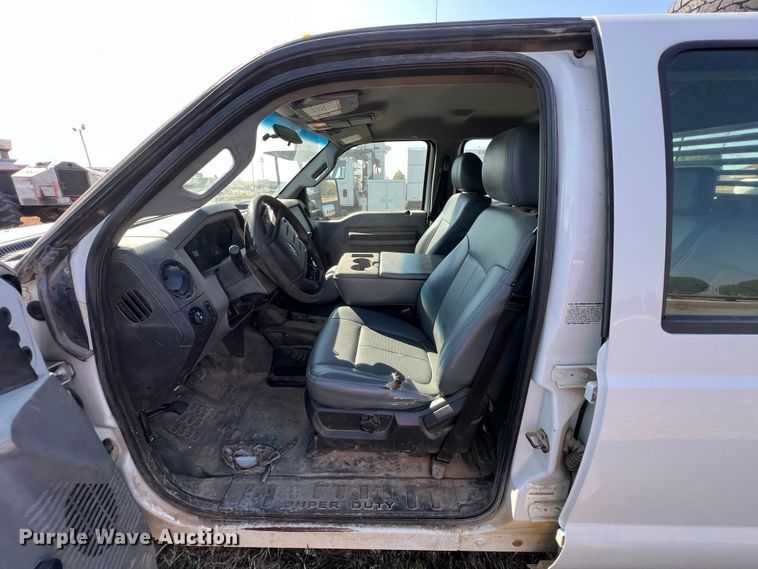 image for item KF9902 2015 Ford F350 Super Duty  Crew Cab flatbed pickup truck