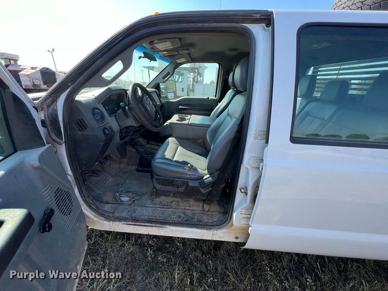 image for item KF9902 2015 Ford F350 Super Duty  Crew Cab flatbed pickup truck