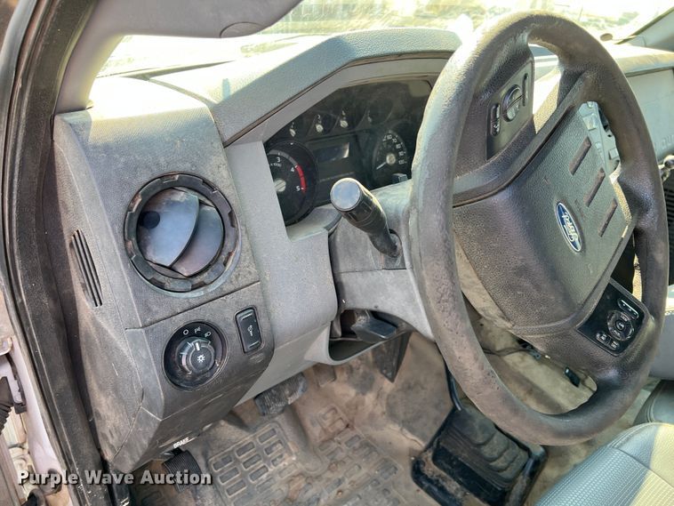 image for item KF9902 2015 Ford F350 Super Duty  Crew Cab flatbed pickup truck