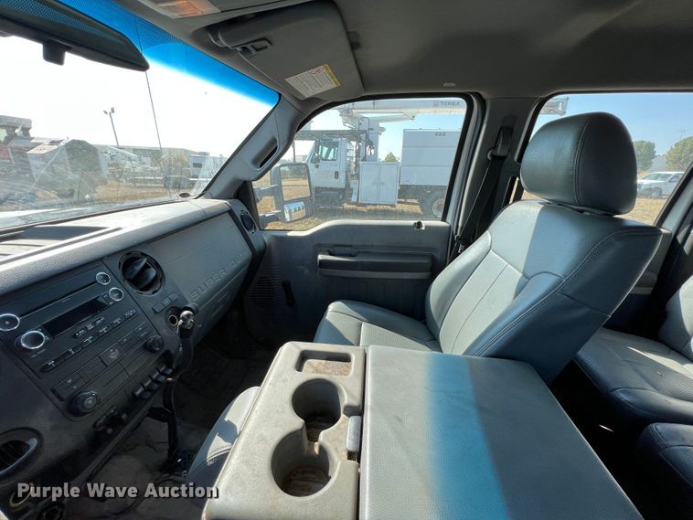 image for item KF9902 2015 Ford F350 Super Duty  Crew Cab flatbed pickup truck