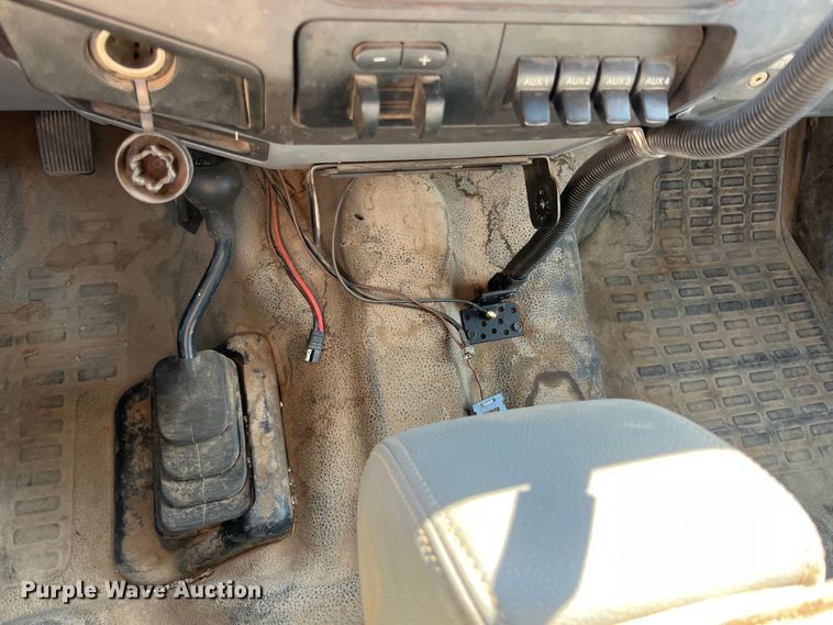 image for item KF9902 2015 Ford F350 Super Duty  Crew Cab flatbed pickup truck