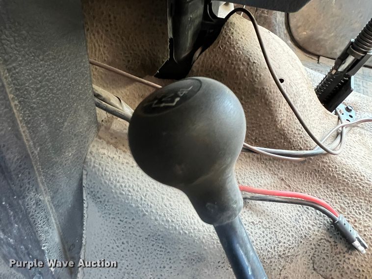 image for item KF9902 2015 Ford F350 Super Duty  Crew Cab flatbed pickup truck