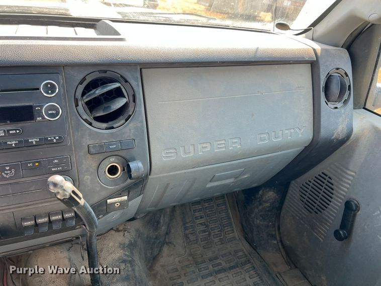 image for item KF9902 2015 Ford F350 Super Duty  Crew Cab flatbed pickup truck