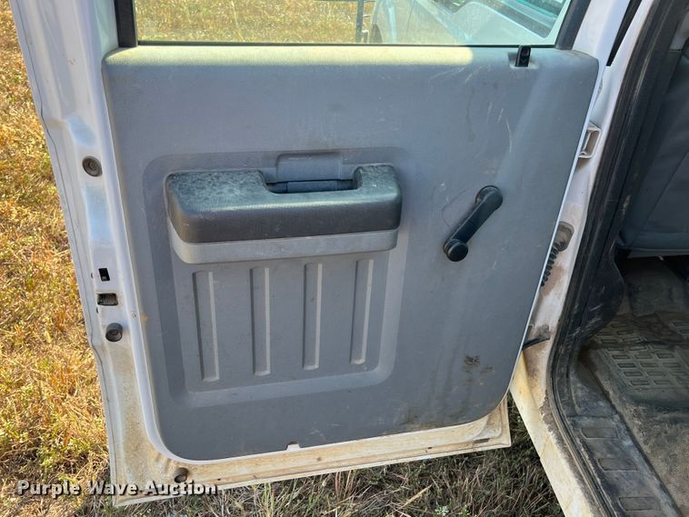 image for item KF9902 2015 Ford F350 Super Duty  Crew Cab flatbed pickup truck