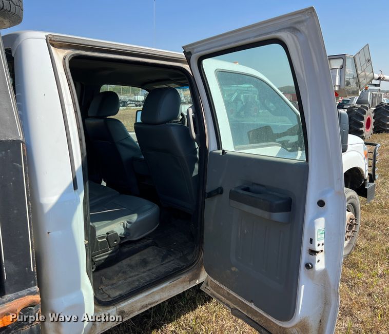 image for item KF9902 2015 Ford F350 Super Duty  Crew Cab flatbed pickup truck